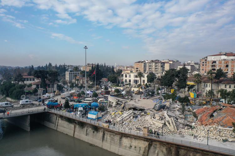 <p>"Asrın felaketi" olarak nitelenen Kahramanmaraş merkezli, 10 ili etkileyen depremin etkilediği Hatay'da bulunan tarihi camiler ve binaların kimi kısmen zarar görürken kimi yıkıldı. Depremde, tarihi Hatay Büyükşehir Belediye binasının hasar gördü.</p>
