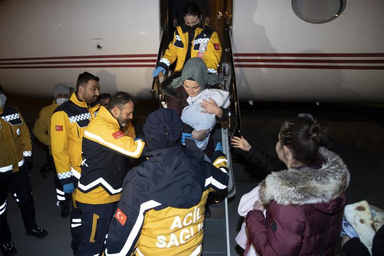 <p>Bebekler Esenboğa Havaalanı'na inen uçaktan Aile ve Sosyal Hizmetler Bakanlığının bakıcı anneleri tarafından alınarak Etlik Şehir Hastanesi'ne nakledilmek üzere ambulanslara taşındı.</p>