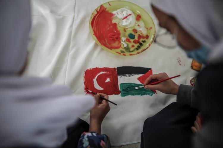 <p>"Bu etkinlik, Türkiye ve Suriye'de meydana gelen ve binlerce kişinin hayatını kaybettiği, binlerce evin yıkıldığı depremler nedeniyle dayanışmamızı ve üzüntümüzü ifade etmek içindir. Gazze'nin yetim çocukları adına Türkiye ve Suriye halklarına 'kalbimiz sizinle' mesajı gönderiyoruz."</p>
