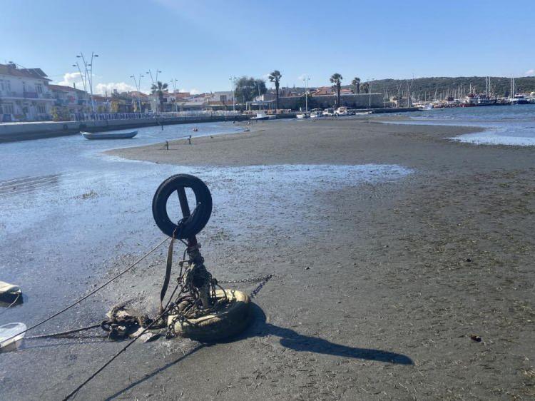<p>Deniz içi faylanma sonucu meydana gelen depremlerin hemen ardından oluşabilecek bir tsunaminin kıyılara gelmesinden önce depremin olduğu alanlara yakın yerlerde deniz çekilmeleri gözlemlediğini belirten Ulutaş, şöyle dedi:</p>
