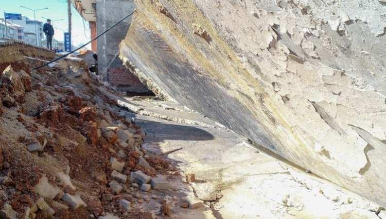 <p>Binanın dip kısmında yaklaşık 4 metre genişliğinde, 3 metre derinliğinde ve 20 metre uzunluğunda da yarık oluştu.</p>
