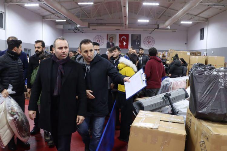 <p>Gün boyunca deprem bölgesine yapılacak yardım ve destekleri koordine eden Yalova Belediye Başkan Vekili Mustafa Tutuk, depremin yaralarını sarmak için Yalova Belediyesi olarak tüm birimler ve gönüllülerle el ele verdiklerini ifade etti.</p>
<p> </p>
<p>Tutuk, "Bu konuda tam bir seferberlik başlattık. Yardım ve desteklerimizi ivedi şekilde bölgeye ulaştırmanın gayreti içerisindeyiz. İlk gece hayırseverlerimizin desteklerini Yardım Toplama Merkezimizden bölgeye 2 tırla uğurladık." diye konuştu.</p>