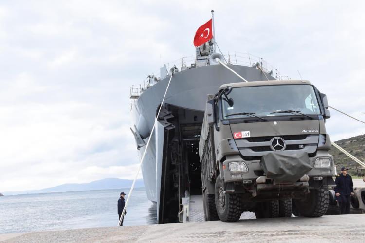 <p>Ameliyathane hemşiresi hazır bir şekilde bekliyor. Sıhhiye askerleri bekliyor. Tıbbi sarf malzemeleri, gerekli örtüler, ilaçlar hepsi hazır bir şekilde bekliyor. Hastaları birazdan alacaklar, burası iki katlı.</p>
