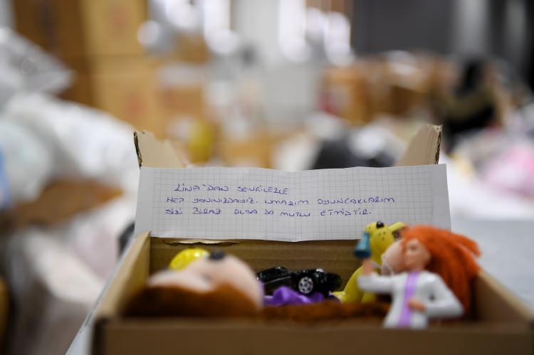 <p>Türkiye'nin dört bir yanından deprem bölgelerine gönderilen yardımlar ve hediyeler üzerine küçük ellerden yazılan notlar okuyanlara duygusal anlar yaşatıyor...</p>
