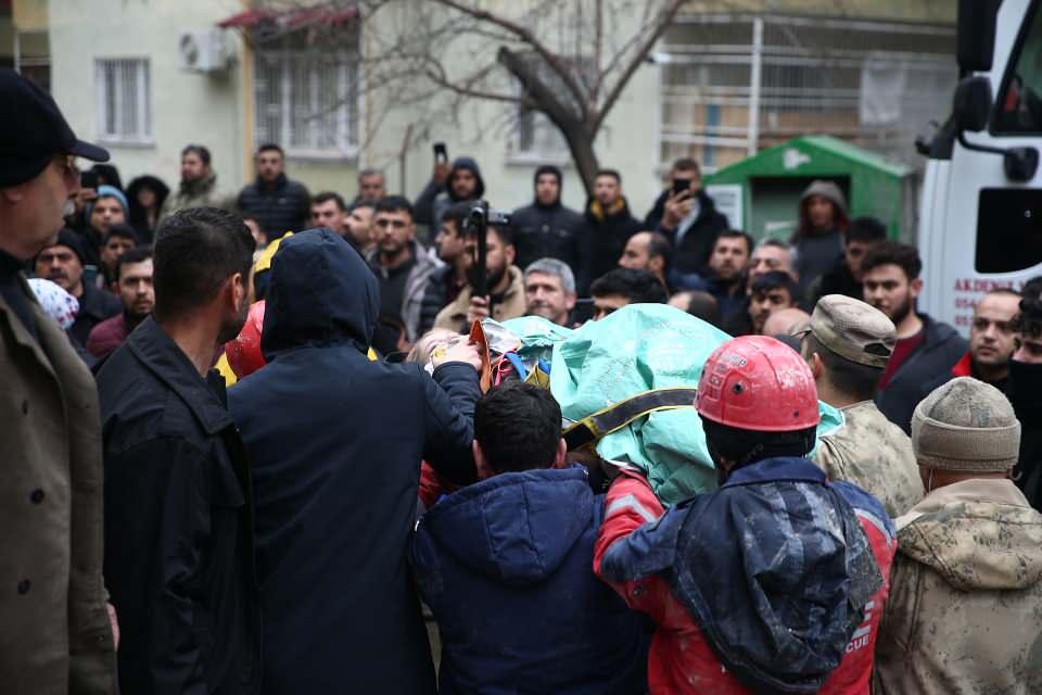 <p> Kahramanmaraş'ın Pazarcık ilçesi merkezli 7,4 büyüklüğündeki depremde yıkılan Osmaniye'deki 10 katlı binanın enkazından bir kız çocuğu kurtarıldı.</p>

<p> </p>
