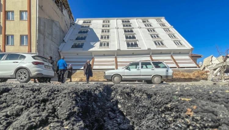 <p>Kente çok yardım geldiğine de değinen Bozok, <strong>"Yardımlarda yana hiç sıkıntı yok. Şu an zaten enkaz altında kalanlar çıkarılmaya çalışılıyor. Bina daha bir yıllıktı zaten. Bu şekilde devrilmesine, yıkılmamasına hiç anlam veremedik. Bizim binamız 1996'da yapılmasına rağmen, daha eski olmasına rağmen yıkılmadı."</strong> diye konuştu.</p>
