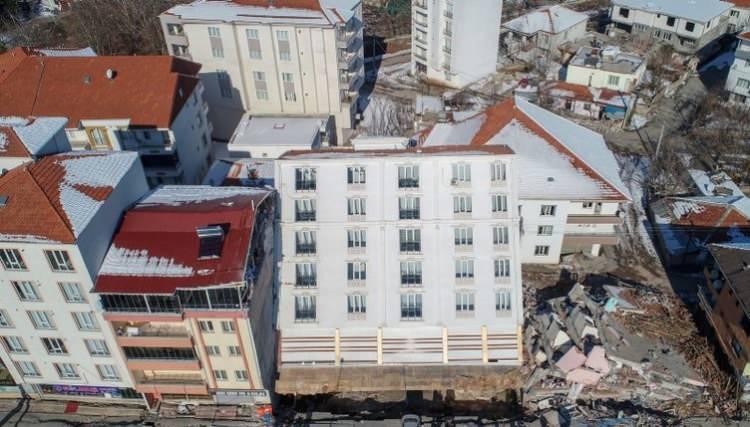 <p>Binanın bu durumunu görenler, yol kenarında durup görüntülemeye çalıştı.</p>
