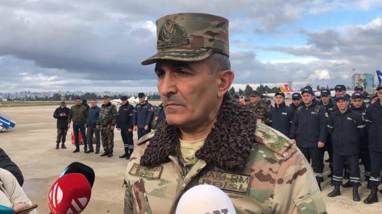 <p>Kahramanmaraş Pazarcık ve Elbistan merkezli, 10 ili etkileyen 7,7 ve 7,6 büyüklüğündeki depremin ardından çalışmalara katılacak Azerbaycanlı arama kurtarma ekipleri, Adana'ya geldi.</p>
