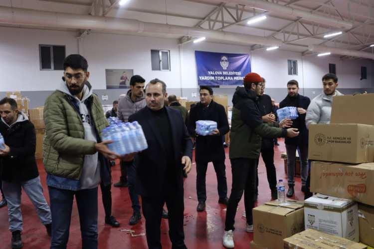 <p>Yalova'da, depremin yaşandığı şehirlere destek olabilmek adına yapılan çalışmalara değinen Tutuk, şunları kaydetti:</p>
<p>"Yaşanan depremin ardından ilk olarak şehrimizden 122 kişilik kurtarma ekibi, ekipmanları ve araçlarıyla birlikte deprem bölgesine intikal etti. Bizler bu acıyı 24 yıl önce, derinden yaşamış bir halk olarak kısa sürede organize olduk ve yardım çalışmalarımıza başladık. Kurtarma ekiplerimizin ardından 1 tır gıda malzemesi, 1 tır da ısıtıcı, ayakkabı, battaniye, yorgan, mont, giysi ve bunun gibi birçok ihtiyaç malzemesini vatandaşlarımızın destekleriyle kısa sürede toplayarak afet bölgesine yolladık. Buradan deprem bölgesinde bulunan vatandaşlarımız başta olmak üzere tüm ülkemize geçmiş olsun dileklerimi iletiyor, hayatını kaybeden vatandaşlarımıza Allah'tan rahmet diliyorum."</p>