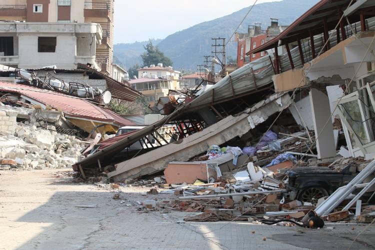 <p>Antakya ilçesine bağlı 18 bin kişinin yaşadığı Narlıca Mahallesi'nde deprem sonrası sağlam bina kalmadı.</p>
