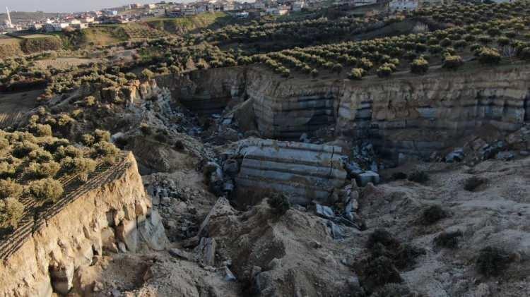 <p>Kahramanmaraş merkezli depremler sonrasında Hatay Altınözü İlçesi’ne bağlı Tepehan Köyünde 35 dönümlük zeytin bahçesini ortadan ikiye bölen yarık oluştu. Yaklaşık 30 metre derinliğinde 200 metre genişliğindeki çukur vatandaşları ise tedirgin etti.</p>
