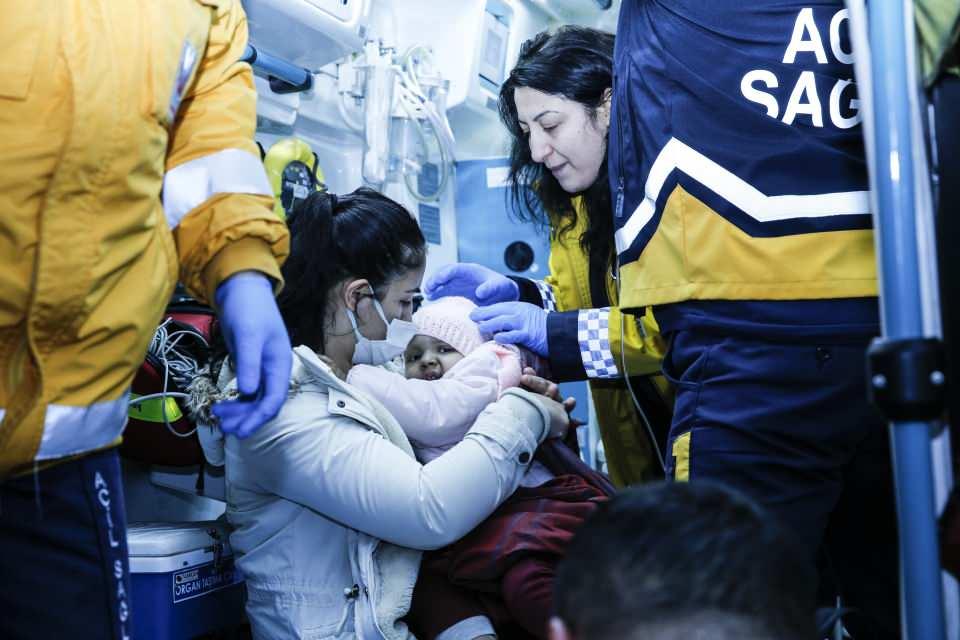 <p>Ankara Esenboğa Havalimanı'na getirilen yaralılar, tedavileri için Ankara Bilkent Şehir Hastanesinden doktor ve sağlık personeli refakatinde havalimanında bekleyen ambulanslarla Bilkent ve Etlik şehir hastanelerine gönderildi.</p>
