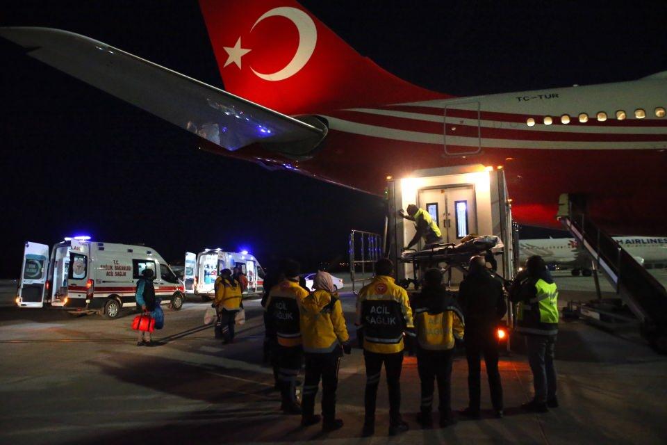<p>Cumhurbaşkanı Recep Tayyip Erdoğan'ın talimatıyla depremle ilgili faaliyetlerde kullanılmak üzere tahsis edilen Cumhurbaşkanlığına ait özel uçak "TUR"la arama kurtarma çalışmalarına katılacak 50 madencinin götürüldüğü Gaziantep'ten 14 yaralı Ankara'ya nakledildi.</p>

<p> </p>
