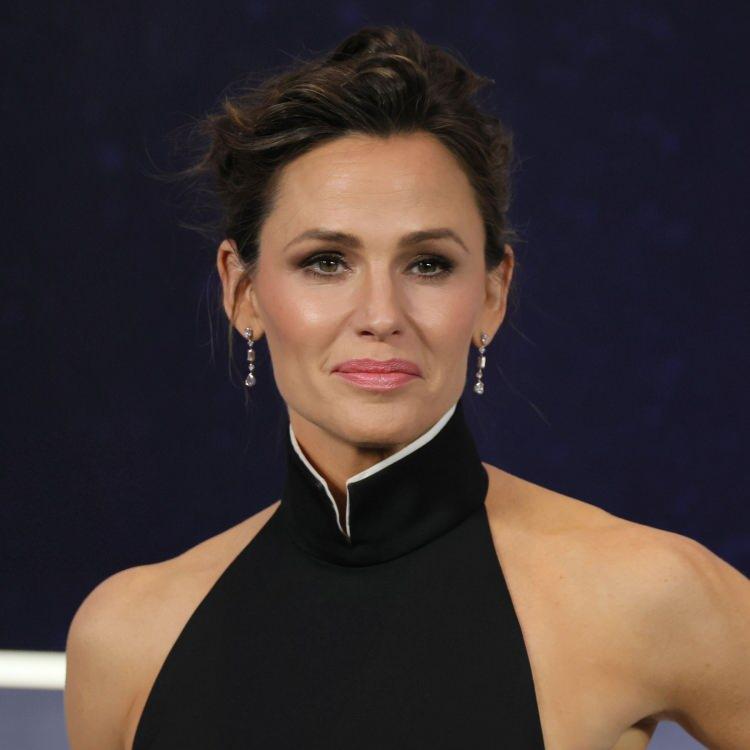 <p><strong>JENNİFER GARNER</strong></p>
<p>ABD’li oyuncu Jennifer Garner, İngiltere merkezli Save The Children’ın Türkiye ve Suriye için başlattığı bağış kampanyasını paylaşırken, “Türkiye ve Suriye’deki ailelere yardım etmenin yollarını arıyorsanız, lütfen Save The Children’ın insani yardım faaliyetini dikkate alın.” mesajına yer verdi.</p>