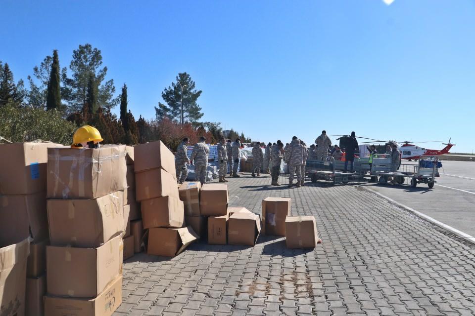 <p>Türk Silahlı Kuvvetleri'nden konuya ilişkin yapılan açıklamada, depremin hemen ardından derhal çalışmalara başlandığı ve tüm imkanların seferber edildiği vurgulanarak, "Milletinin bağrından çıkan Mehmetçiklerimiz depremin hemen ardından devletin diğer kurum ve kuruluşları ile birlikte derhal çalışmalara başlamış ve milletimizle el ele, tek yürek, tek yumruk olarak tüm imkânları ile seferber olmuştur.</p>
