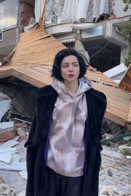 <p><strong>Hatay'da 'Haydar' isimli arkadaşının enkaz altında kaldığını bildiren oyuncu, şu ifadeleri dillendirdi:</strong></p>
