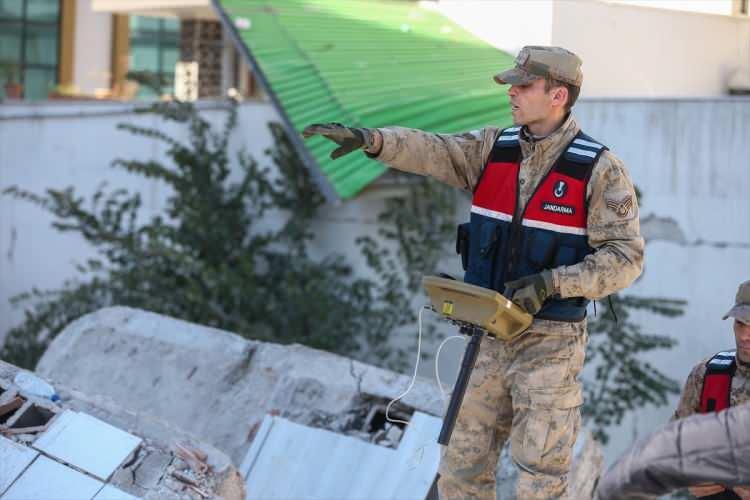 <p>Terör unsurlarına karşı yürütülen operasyonlarda, yer yüzeyinin altındaki tünel, sığınak ve depoların tespiti için kullanılan yerli ve milli imkanlarla üretilen yer altı görüntüleme cihazı, Kahramanmaraş merkezli depremlerde enkaz altında kalanların yer tespitinde önemli rol oynuyor.</p>

