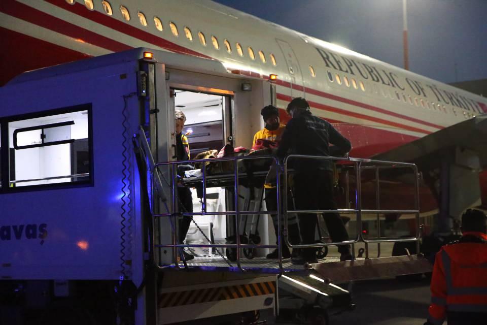 <p>Cumhurbaşkanlığına ait özel uçak "TUR", Kahramanmaraş merkezli depremlerin ardından bölgeden yaralıların nakline yönelik uçuşlara devam ediyor. Gaziantep Havalimanı'ndan alınan 14 yaralı, Ankara'ya getirilerek tedavi altına alındı.</p>

<p> </p>
