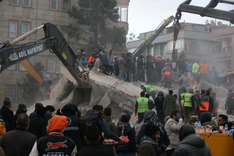 <p>Depremzedelere devlet hastaneleri gibi özel hastanelerde de ücretsiz sağlık hizmeti verilecek.</p>
