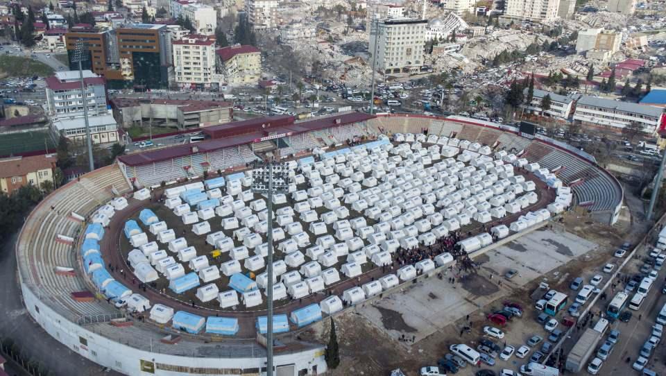 <p>Kahramanmaraş merkezli 7,7 ve 7,6 büyüklüğündeki depremlerin ardından, Kahramanmaraş kent merkezinde bulunan 12 Şubat Stadyumu'nda depremzedeler için çadırlar kuruldu.</p>

<p> </p>
