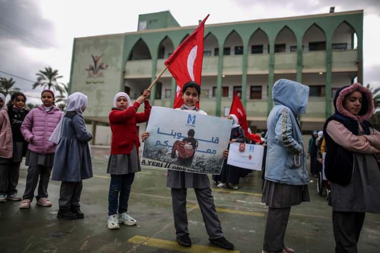 <p>Hayat Yolu Derneği'nin Gazze Şeridi'ndeki Deyr Belah beldesinde gerçekleştirdiği etkinlikte yetim çocuklar; Arapça ve Türkçe, "Türkiye ve Suriye'deki halklarımıza başsağlığı ve dualar" yazan pankartların yanı sıra Türk bayrakları taşıdı.</p>
