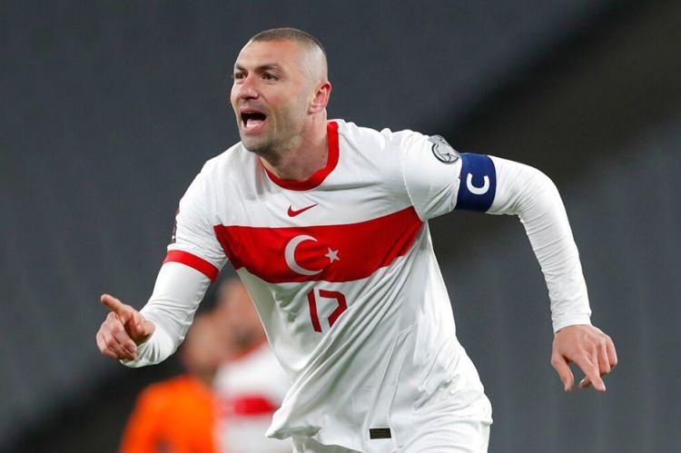 <p><em><span style="color:#000000"><strong>Burak Yılmaz:</strong></span></em><span style="color:#000080"><strong> 300 bin TL </strong></span></p>
