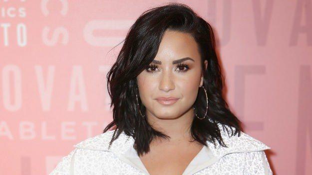 <p><strong>DEMİ LOVATO</strong></p>
<p>ABD’li şarkıcı ve oyuncu Demi Lovato da Instagram’daki 145 milyon takipçisiyle depremden etkilenenlere nasıl yardım yapılacağına ilişkin bilgi veren bir içeriği paylaşarak, “Kalbim, mağdurlar ve depremden etkilenen herkesle birlikte.” ifadelerini kullandı.</p>