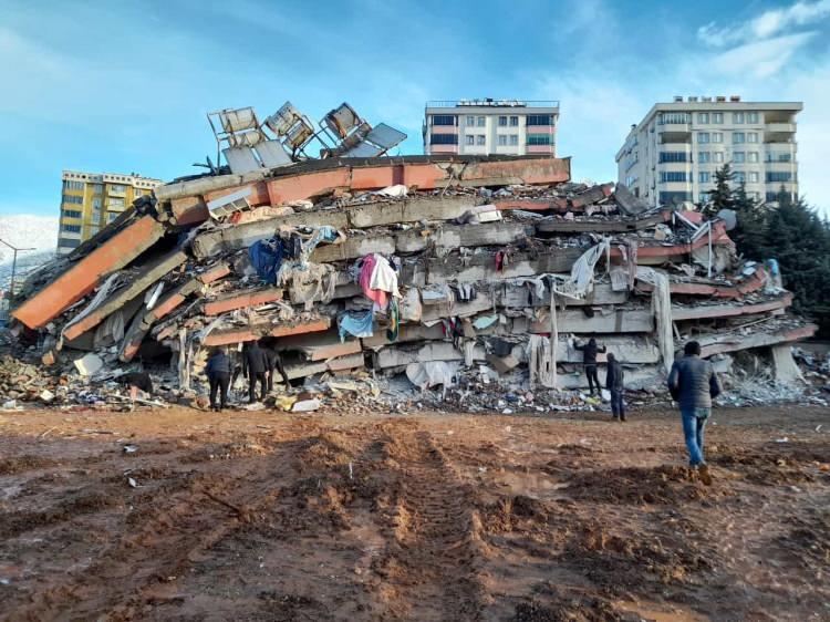 <p><span style="color:#800000"><strong>Hatay, Adana, Osmaniye, Malatya, Diyarbakır, Gaziantep, Adıyaman, Şanlıurfa ve Kilis'te de etkili olan deprem sonrası göçük altında kalanları kurtarma çalışmaları tüm hızıyla devam ediyor.</strong></span></p>

<p> </p>
