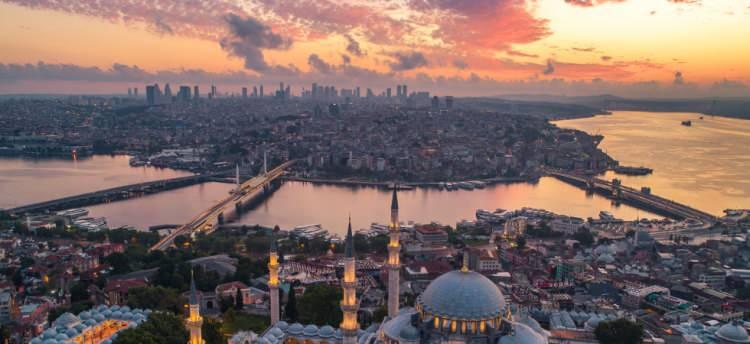 <p>Özellikle 15 milyon insana ev sahipliği yapan İstanbul'da olası deprem riski uykuları kaçırıyor.  Marmara Denizi'nin altından İstanbul’un güneyinden geçen fay hattı bir çok semtte ciddi hasarlara yol açabilir.</p>
