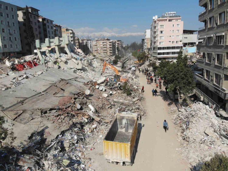 <p>Merkez Antakya ilçesinin iş ve yaya yoğunluğunun en fazla olduğu noktalarından Cebrail Mahallesi Atatürk Caddesi de depremin ardından harabeye döndü.</p>