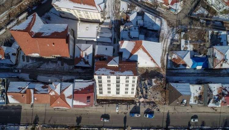<p>Gölbaşı ilçesinin Mimar Sinan Mahallesi'ndeki 1 Nisan Bulvarı'nda yer alan Kayı Apartmanı, Kahramanmaraş merkezli iki depremin etkisiyle temelinden çıkarak tek parça halinde arkaya doğru yan yattı.</p>
