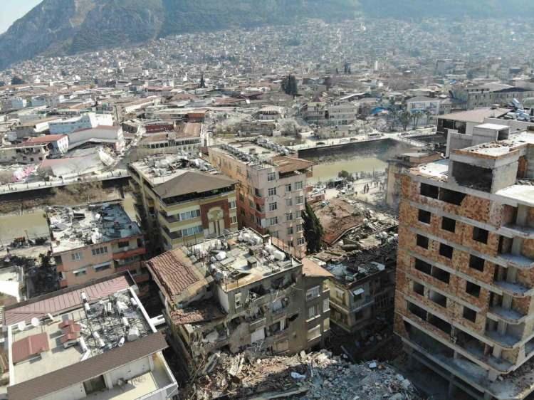 <p>Yerle bir olan iş merkezlerinden arama kurtarma çalışmalarının tamamlandığı binalarda enkaz kaldırma işlemlerine de başlandı.</p>
