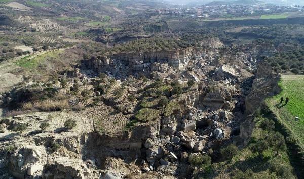 <p>Kahramanmaraş merkezli 2 büyük depremde, Hatay'ın Altıözü ilçesi Tepehan Mahallesi'ndeki zeytinlikte 300 metre uzunluğunda, 50 metre genişliğinde, 40 metre derinliğinde vadi oluştu. Zeytin bahçesinin ortadan ikiye ayrıldığını söyleyen mahalle azası İrfan Aksu, "Çöken alan 100 dönümden fazla. Böyle bir deprem yaşanmadı, sarsıntılar oldu ama böylesini görmedik" dedi.</p>
