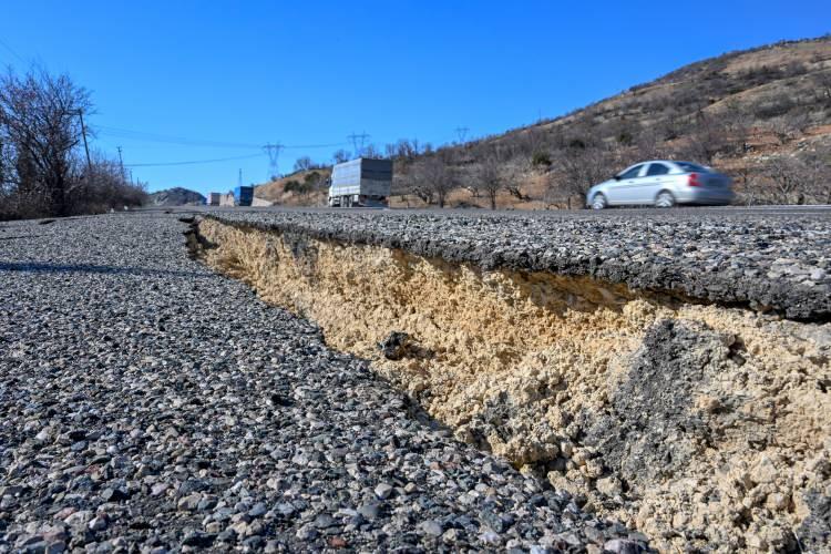 <p>"Asrın felaketi" olarak nitelenen Kahramanmaraş merkezli depremlerden etkilenen Adıyaman'da, kara yollarında oluşan yarıklar, ekipler tarafından onarılıyor.</p>
