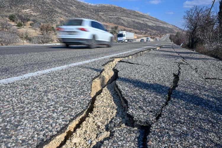 <p>Kentte önemli hasara yol açan depremler sırasında kara yollarında birçok noktada metrelerce uzunluğunda yarıklar oluştuğu gözleniyor.</p>
