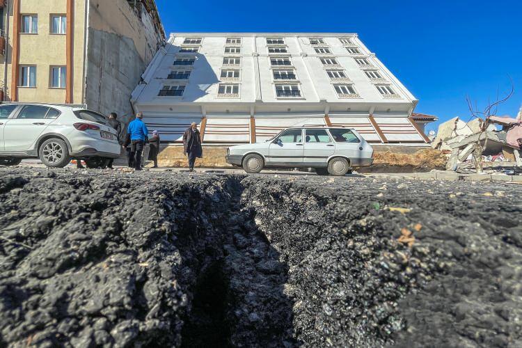 <p>Daha sonra bu noktalarda trafik akışını kontrollü sağlayan ekipler, yarıkları ve çöken kısımları doldurup, asfaltlama çalışması yapıyor.</p>
