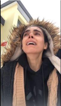 <p><strong>Gözyaşlarına boğularak durumu ifade etmeye çalışan Türkaslan, "Burası çok kötü ne olur yardım edin. 30 saattir enkazın altında, ne olur yardım edin. Kepçe yok, vinç yok. Kimse enkaz altında çıkartamıyor. Burası dümdüz oldu." dedi.</strong></p>
