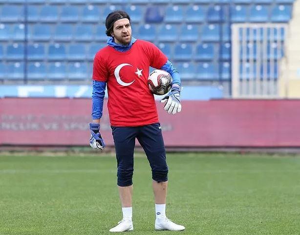 <p><strong>Malatyaspor'da forma giyen kaleci Ahmet Eyüp Türkaslan'ın da göçük altında kaldığı aktarıldı.</strong></p>
