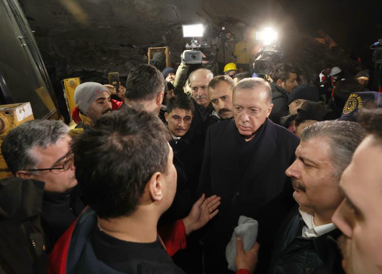 <p>Erdoğan, Kahramanmaraş merkezli depremlerin ardından yapılan çalışmalara ilişkin Hatay'daki 8. Komando Tugayı'nda, bölgede görevli bakanlardan brifing aldıktan sonra Güzelburç Mahallesi'ndeki 600 Konutlar Sitesi'ne geldi.</p>

<p> </p>
