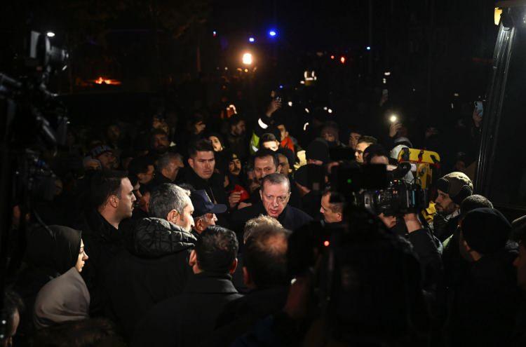 <p>Erdoğan, s&ouml;zlerine ş&ouml;yle devam etti: "Bu g&uuml;ne kadar mevcut depremleri, bu felaketleri nasıl atlattıysak, Van'da nasıl atlattıysak, Bing&ouml;l'de nasıl atlattıysak, aynı şekilde Simav'da nasıl atlattıysak, T&uuml;rkiye'nin değişik yerlerindeki en son Elazığ, Malatya t&uuml;m buralardaki depremleri nasıl atlattıysak, hi&ccedil; endişe etmeyin, inşallah bundan da kısa s&uuml;rede kurtulacağız."</p>
