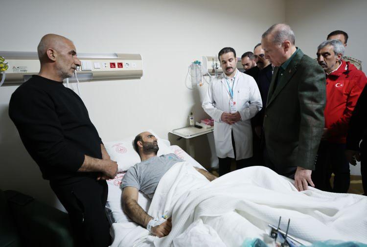 <p>Cumhurbaşkanı Recep Tayyip Erdoğan, "Süratle hemen 10 ilde inşaatları başlatacağız. Bundan önceki yerlerde nasıl bu işleri başardıysak inşallah 10 vilayetimizde de o şekilde başaracağız. Hiç endişeniz olmasın, biz bu işlerin altından kalkarız." dedi.</p>

