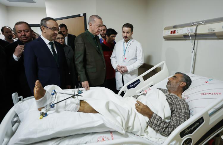<p>Cumhurbaşkanı Erdoğan, Kahramanmaraş merkezli depremlerin ardından Kilis Devlet Hastanesi'nde tedavi gören yaralıları ziyaret etti.</p>

<p> </p>
