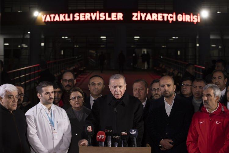 <p>Cumhurbaşkanı Erdoğan da depremzedeye geçmiş olsun dileklerini iletirken, "Allah şifa versin. Hastanın duası makbuldür. Bizi duada unutmayın inşallah." dedi.</p>
