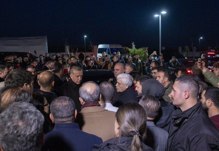<p>Erdoğan, ziyareti sırasında görüştüğü hastane personeline de teşekkür etti. Yarın ziyaretlere devam edeceklerini belirten Erdoğan, "Böylece 10 ilin 10'unu da dolaşmış olalım istiyorum." diye konuştu.</p>
<p> </p>