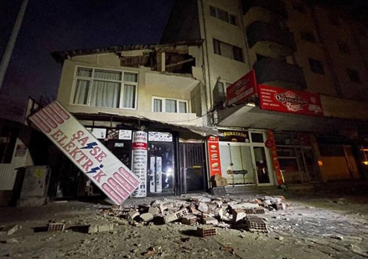 <p><span style="color:#8B4513"><strong>Bilindiği üzere yine büyük yıkıma ve can kaybına sebep olan </strong></span><span style="color:#000080"><strong>1999 Gölcük depremi</strong></span><span style="color:#8B4513"><strong> de sabaha karşı  </strong></span><span style="color:#000080"><strong>03.02</strong></span><span style="color:#8B4513"><strong> sularından meydana gelmişti.</strong></span></p>
