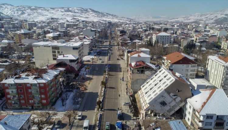 <p>"Asrın felaketi" olarak nitelenen Kahramanmaraş merkezli depremlerden etkilenen Adıyaman'ın Gölbaşı ilçesinde, bir apartman tek parça halinde arkasındaki evlerin üstüne devrildi. </p>
