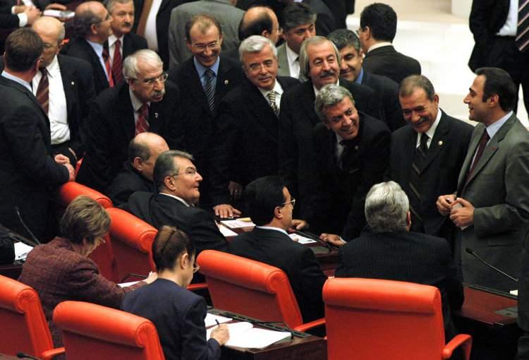 <p>Sosyalist Enternasyonal Başkan Yardımcılığı'na seçildi. Cumhuriyet Halk Partisi Genel Başkanlığı görevinde bulundu. Çok iyi düzeyde İngilizce bilen Baykal, evli ve 2 çocuk babasıdır.</p>