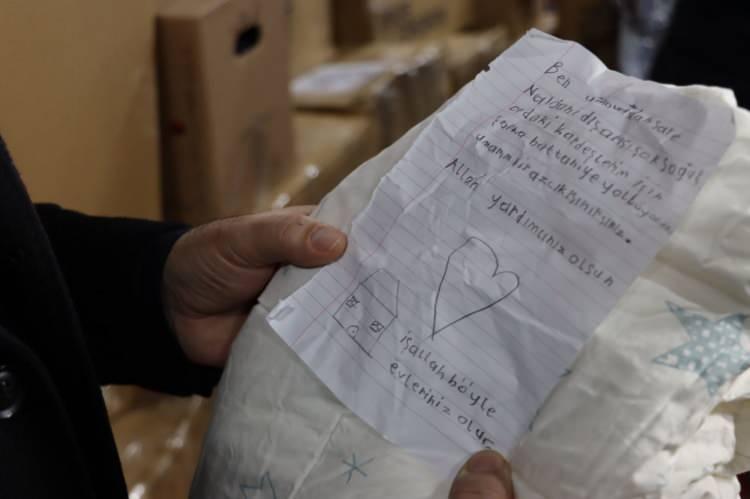 <p>Deprem bölgesine gönderilmek üzere Yalova ve ilçelerde oluşturulan birçok noktaya giden vatandaşlar yardım paketlerini görevlilere teslim ediyor.</p>

<p>Yalova Belediyesince yardım toplanan merkezlerden biri olan Yalova Belediyesi Masa Tenisi Salonu da yardımda bulunmak isteyenlerin akınına uğradı.</p>

<p>Başta giyim olmak üzere ısıtıcı, gıda, temizlik ve ihtiyaç malzemelerinin bulunduğu yardımları teslim alan görevliler, üzerlerinde notların bulunduğu çok sayıda paketle karşılaştı.</p>
