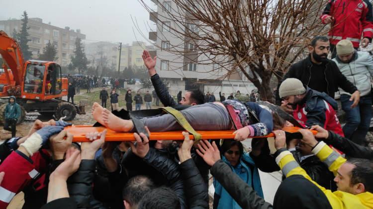 <p><strong>Şanlıurfa’da enkaz altından 2 kişi böyle kurtarıldı</strong><br />
<br />
Merkez üssü Kahramanmaraş olan 7,4 büyüklüğündeki depremin ardından Şanlıurfa’da yıkılan binalarda enkaz kaldırma çalışmaları devam ediyor. Kurtarılan 2 kişi hastaneye kaldırıldı.<br />
</p>
<p> </p>
<p> </p>