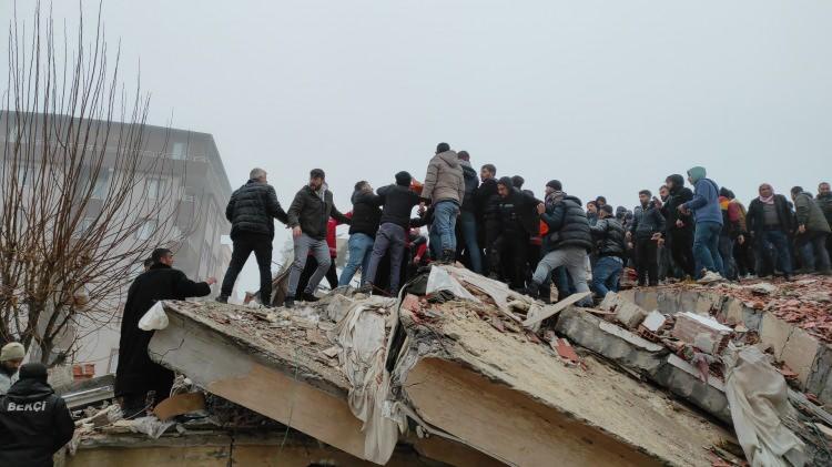 <p>Ekiplerin yoğun çalışmasıyla Haliliye ilçesine bağlı Ahmet Erseven Mahallesinde yıkılan bir binanın enkazı altından yaralı olarak çıkarılan biri çocuk 2 kişi, sedye ile omuzlarda taşınarak ambulansa konuldu. </p>